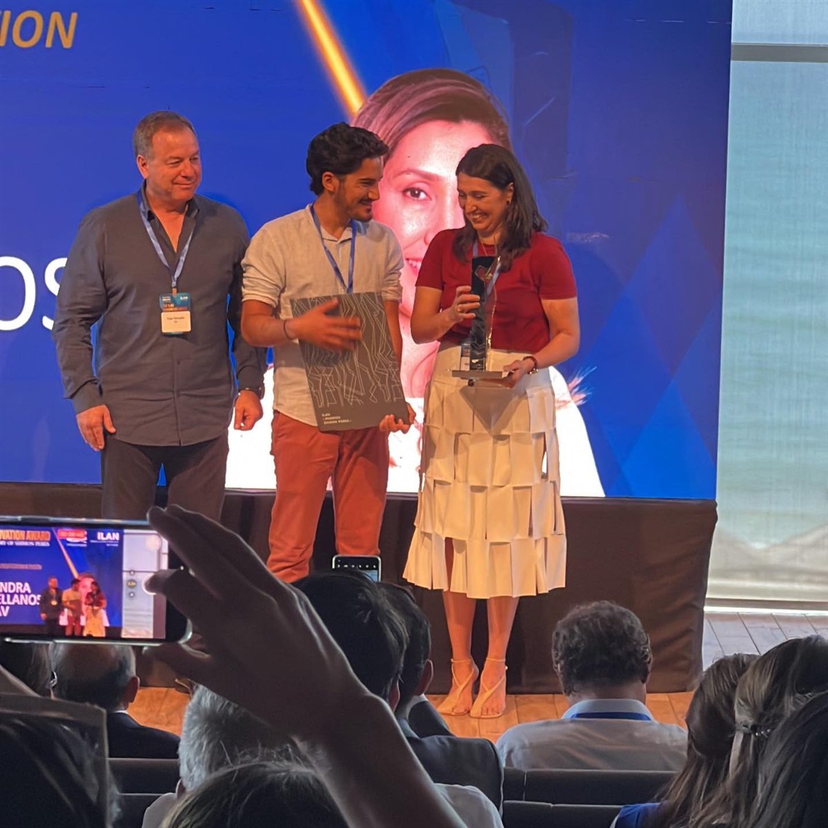 Ale Barav on stage receiving the Social Innovator 2022 award